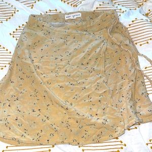 Yellow skirt with print